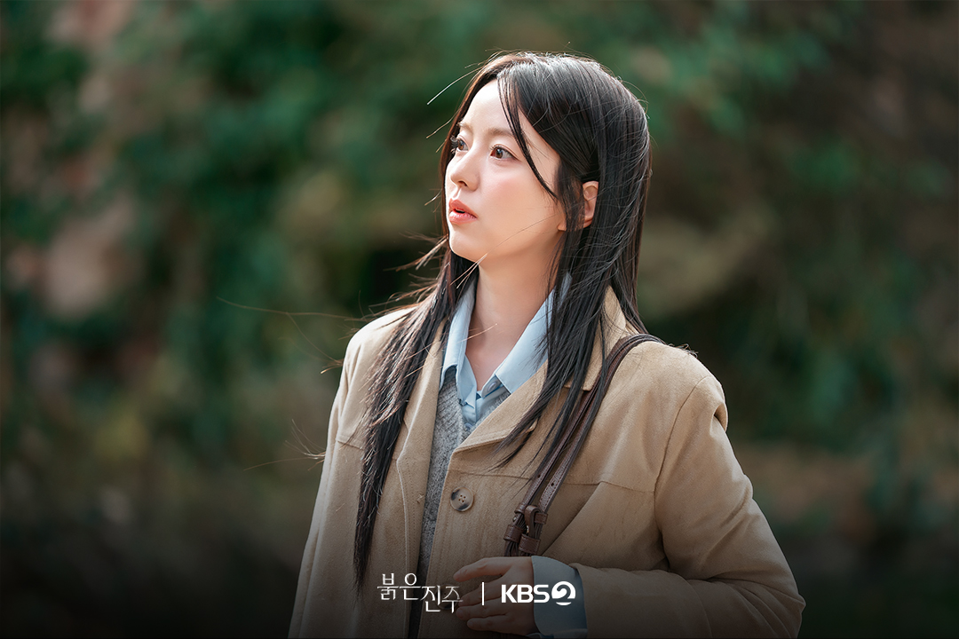 يخفي بارك جين هي و نام سانغ جي هويتهما بينما يخططان للانتقام من عائلة قوية في مسلسل "اللؤلؤة الحمراء - Pearl In Red"