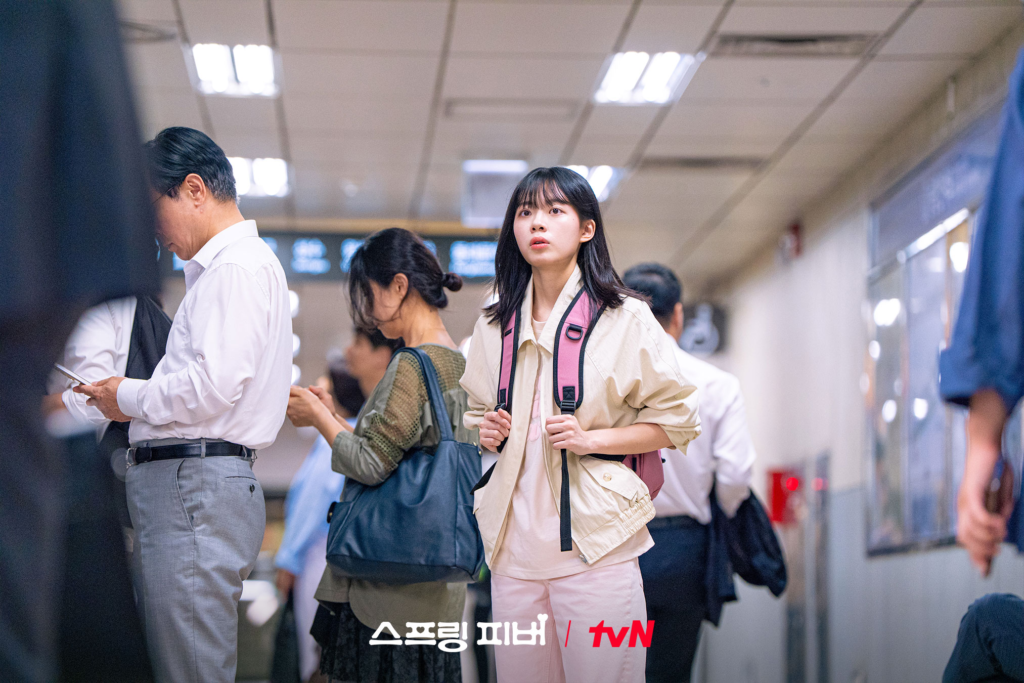 يتسابق آهن بو هيون ولي جو بين عبر مترو الأنفاق بحثاً عن شخص ما معاً في مسلسل "حمى الربيع - Spring Fever"