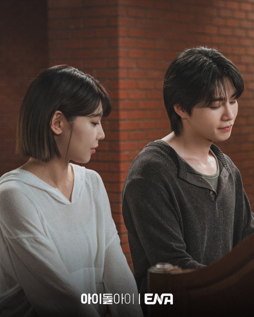 يقدم كيم جاي يونغ عرضاً خاصاً على البيانو لسويونغ في مسلسل "محامية الآيدول - IDOL I"