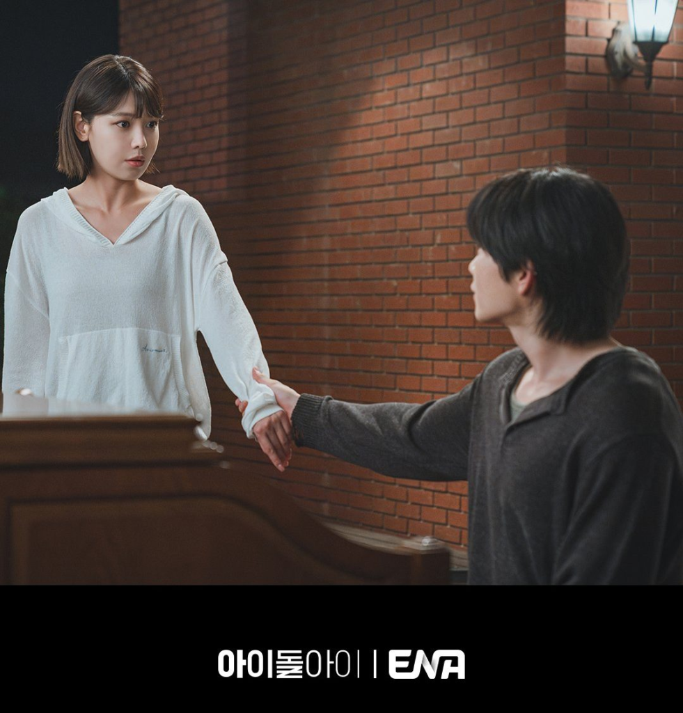 يقدم كيم جاي يونغ عرضاً خاصاً على البيانو لسويونغ في مسلسل "محامية الآيدول - IDOL I"