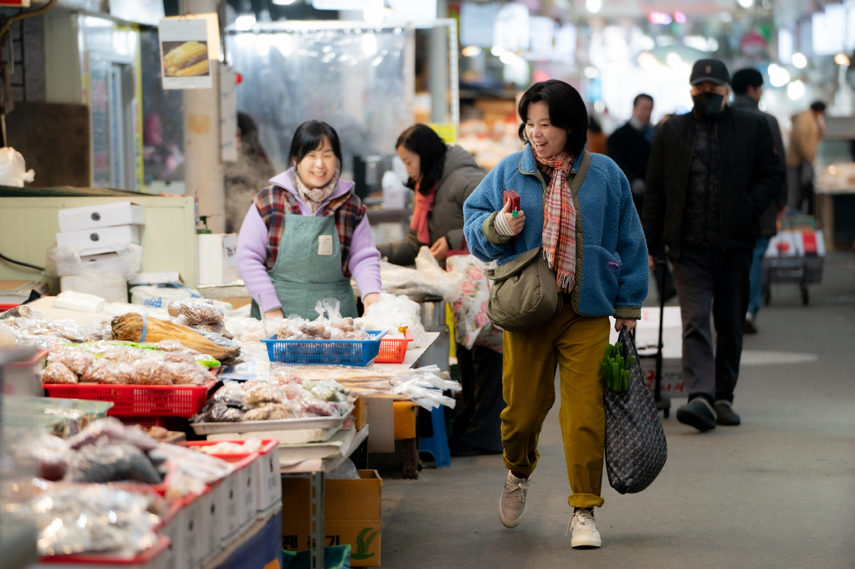 جانغ هاي جين تعبر عن حب الأم و وحدتها بينما يبتعد ابنها تشوي وو شيك ببطء في فيلم جديد جانغ هاي جين تعبر عن حب الأم و وحدتها بينما يبتعد ابنها تشوي وو شيك ببطء في فيلم جديد