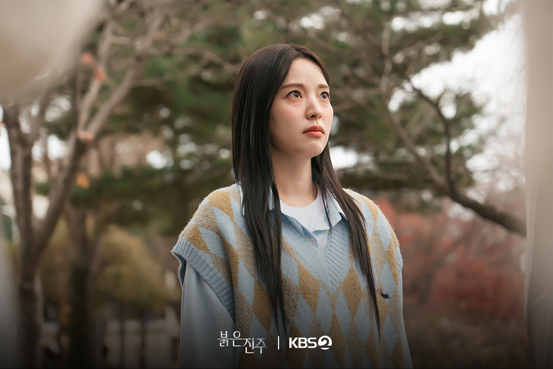 يخفي بارك جين هي و نام سانغ جي هويتهما بينما يخططان للانتقام من عائلة قوية في مسلسل "اللؤلؤة الحمراء - Pearl In Red"