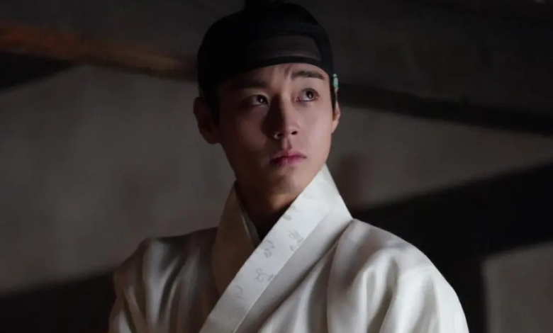 بارك جي هون يجسد دور ملك شاب يعيش مع الشعور بالذنب بعد خلعه عن العرش في مسلسل "حارس الملك - The King’s Warden" بارك جي هون يجسد دور ملك شاب يعيش مع الشعور بالذنب بعد خلعه عن العرش في مسلسل "حارس الملك - The King’s Warden"