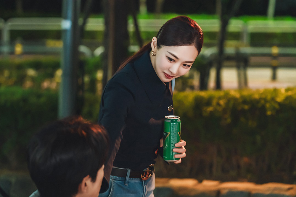 داسوم هي الصديقة المقربة لأوه يون سيو، المشرقة والجريئة بلا اعتذار، في الفيلم الكوميدي الرومانسي الجديد “إيجابيًا لك - Positively Yours” داسوم هي الصديقة المقربة لأوه يون سيو، المشرقة والجريئة بلا اعتذار، في الفيلم الكوميدي الرومانسي الجديد “إيجابيًا لك - Positively Yours”