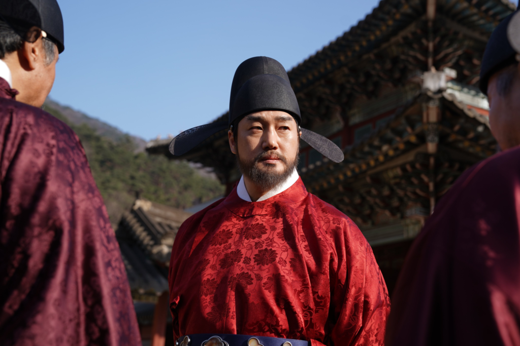 يو جي تاي هو العقل المدبر وراء خلع الملك بارك جي هون عن العرش في فيلم "حارس الملك - The King’s Warden" يو جي تاي هو العقل المدبر وراء خلع الملك بارك جي هون عن العرش في فيلم "حارس الملك - The King’s Warden"