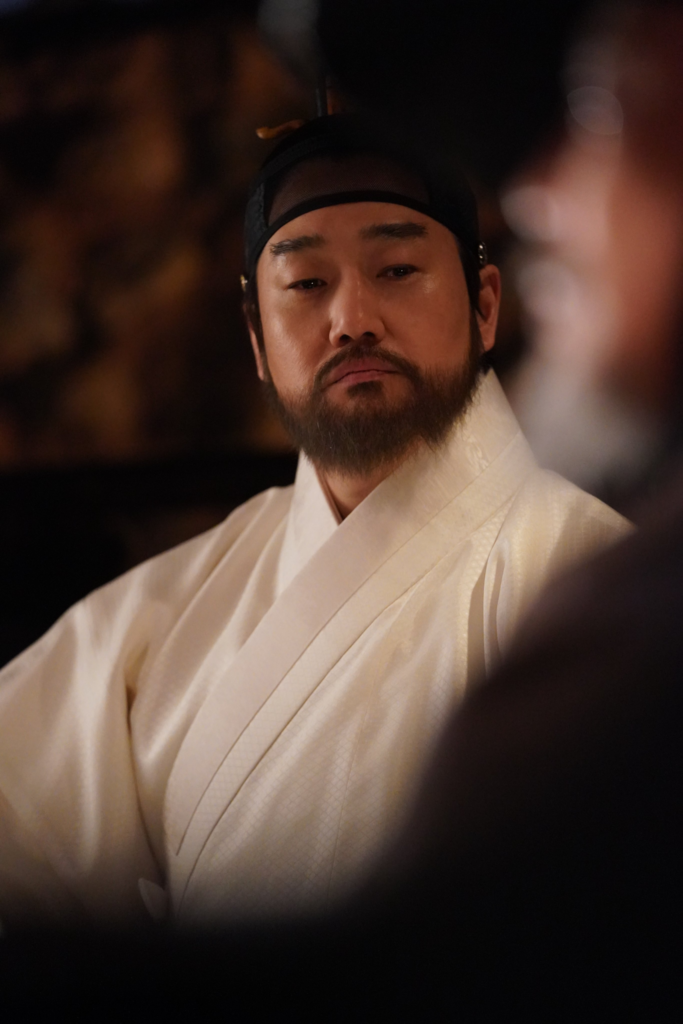 يو جي تاي هو العقل المدبر وراء خلع الملك بارك جي هون عن العرش في فيلم "حارس الملك - The King’s Warden" يو جي تاي هو العقل المدبر وراء خلع الملك بارك جي هون عن العرش في فيلم "حارس الملك - The King’s Warden"