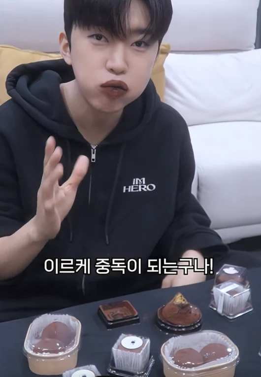 ليم يونغ وونغ يُثير ردود فعل غير متوقعة في فيديو "موكبانغ" عن تناول كعكات دبي المطاطية ليم يونغ وونغ يُثير ردود فعل غير متوقعة في فيديو "موكبانغ" عن تناول كعكات دبي المطاطية