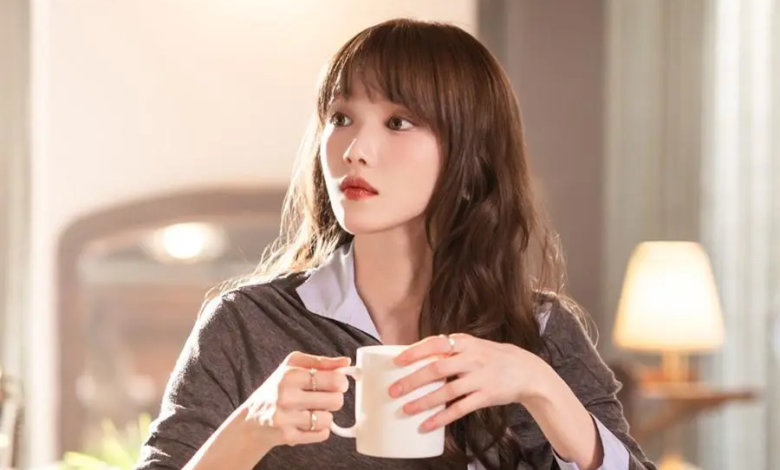 لي سونغ كيونغ مصممة أزياء رئيسية ذات مظهر بارد وألم خفي في الدراما الجديدة لي سونغ كيونغ مصممة أزياء رئيسية ذات مظهر بارد وألم خفي في الدراما الجديدة