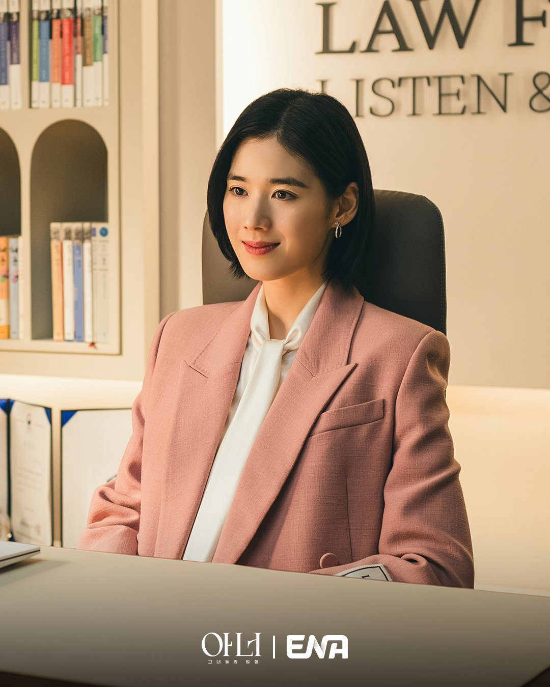 لي نا يونغ و جونغ إيون تشاي و لي تشونغ آه يستعرضن إطلالات مختلفة لملابس العمل في الدراما الجديدة "شرف - Honour"