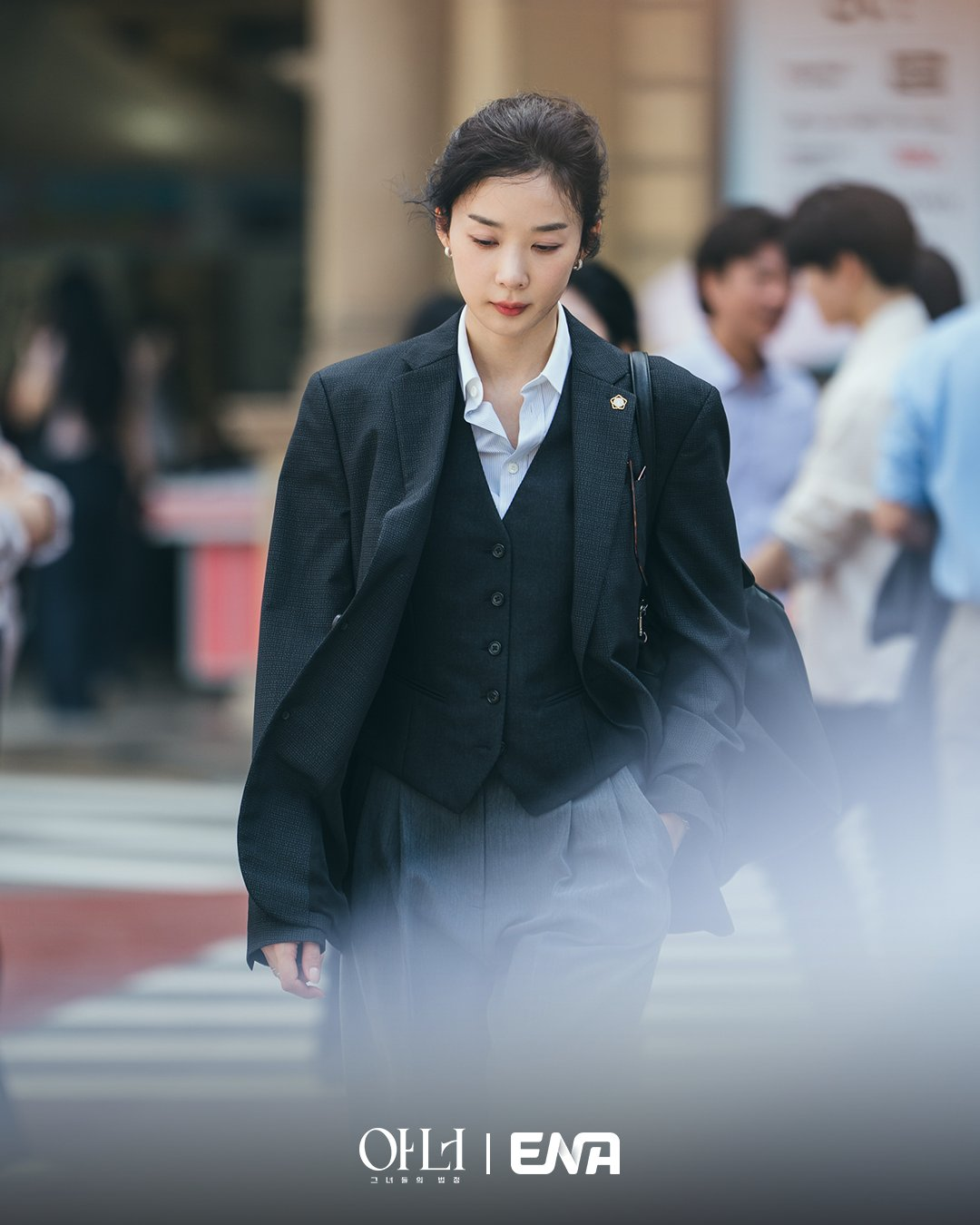 لي نا يونغ و جونغ إيون تشاي و لي تشونغ آه يستعرضن إطلالات مختلفة لملابس العمل في الدراما الجديدة "شرف - Honour"