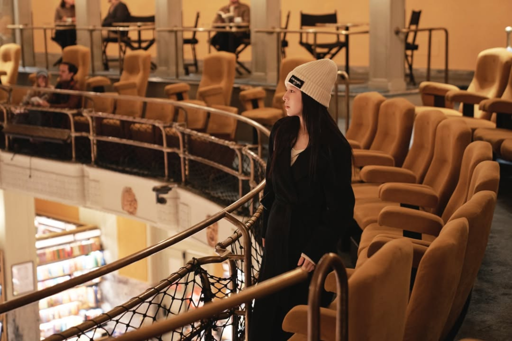 يتقارب كيم سيون هو وجو يون جونغ أثناء سفرهما معًا للعمل في مسلسل "هل يمكن ترجمة هذا الحب؟ - Can This Love Be Translated"