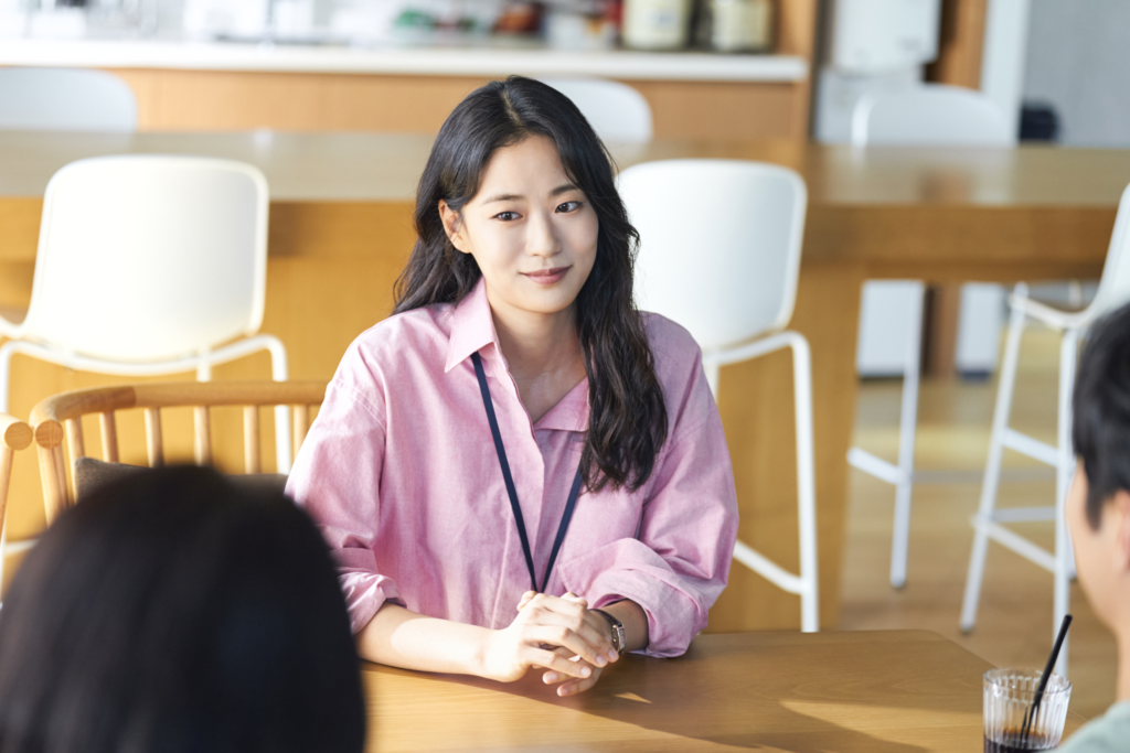 يتقارب كيم سيون هو وجو يون جونغ أثناء سفرهما معًا للعمل في مسلسل "هل يمكن ترجمة هذا الحب؟ - Can This Love Be Translated"