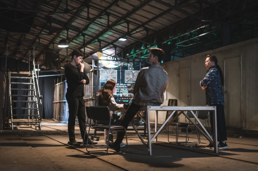 يتنكر يو جي تاي في زي سائق سيارة أجرة للمعركة النهائية في مسلسل "الأشرار - Villains" يتنكر يو جي تاي في زي سائق سيارة أجرة للمعركة النهائية في مسلسل "الأشرار - Villains"