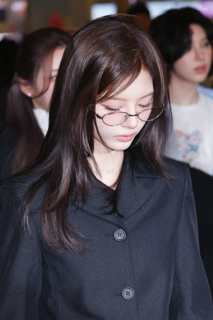 [الآراء] انتشرت صور سوليون، عضوة فرقة NMIXX، التي وُصفت بـ"أميرة حقيقية"، على نطاق واسع بسبب جمالها الأخاذ خلال مغادرتها الأخيرة من المطار