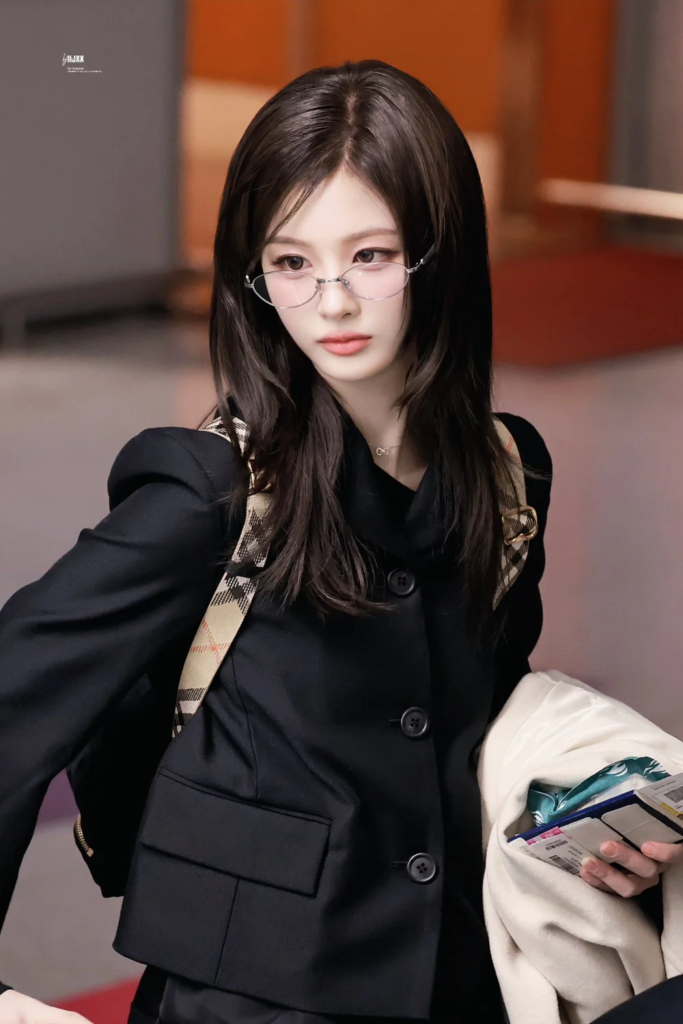 [الآراء] انتشرت صور سوليون، عضوة فرقة NMIXX، التي وُصفت بـ"أميرة حقيقية"، على نطاق واسع بسبب جمالها الأخاذ خلال مغادرتها الأخيرة من المطار