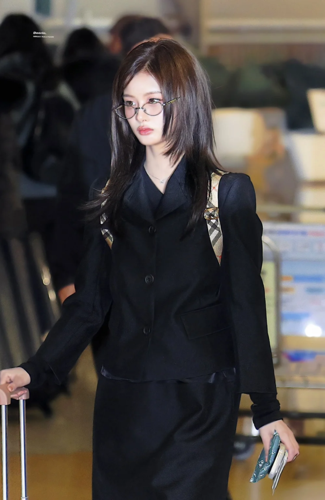 [الآراء] انتشرت صور سوليون، عضوة فرقة NMIXX، التي وُصفت بـ"أميرة حقيقية"، على نطاق واسع بسبب جمالها الأخاذ خلال مغادرتها الأخيرة من المطار