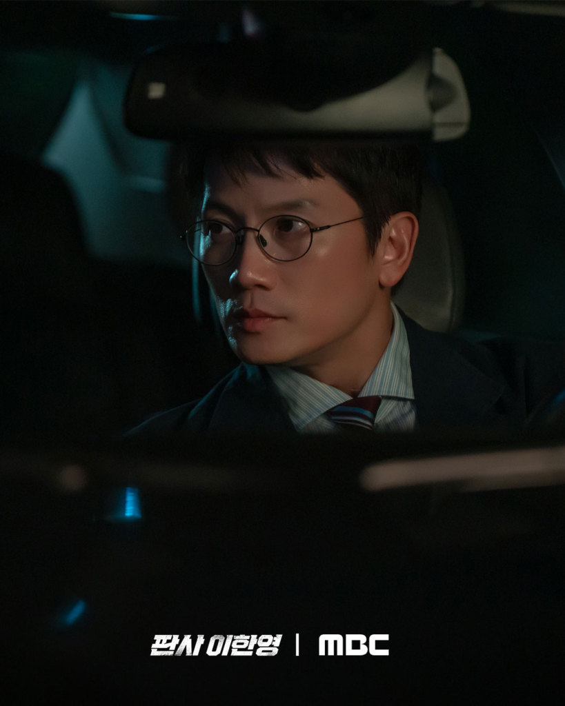 جي سونغ يبدأ انتقامه لحياته الثانية بتتبع بارك هي قريبًا في "عودة القاضي - The Judge Returns"