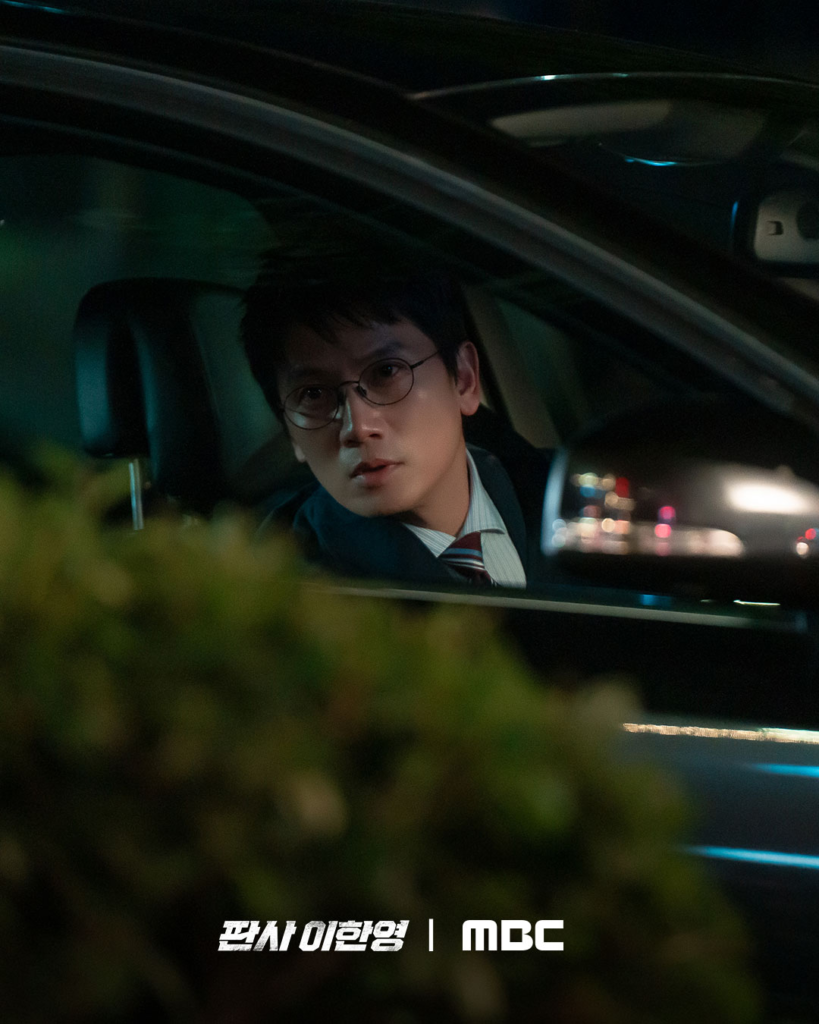 جي سونغ يبدأ انتقامه لحياته الثانية بتتبع بارك هي قريبًا في "عودة القاضي - The Judge Returns"