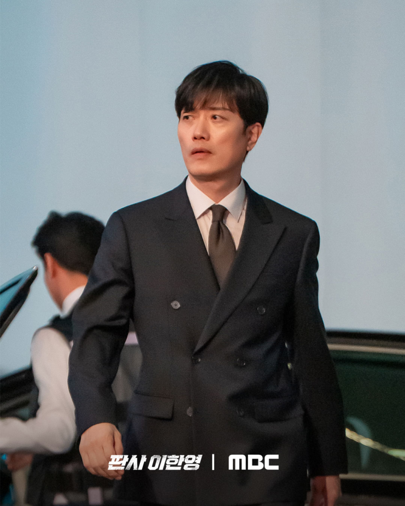 جي سونغ يبدأ انتقامه لحياته الثانية بتتبع بارك هي قريبًا في "عودة القاضي - The Judge Returns"