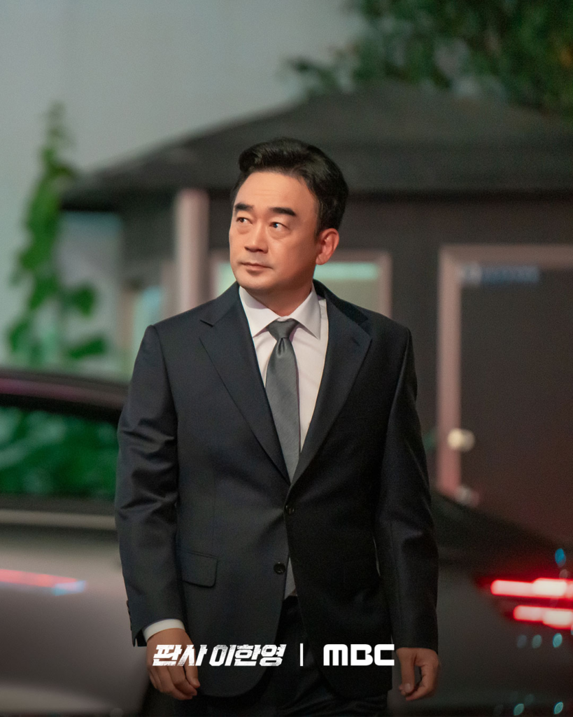 جي سونغ يبدأ انتقامه لحياته الثانية بتتبع بارك هي قريبًا في "عودة القاضي - The Judge Returns"