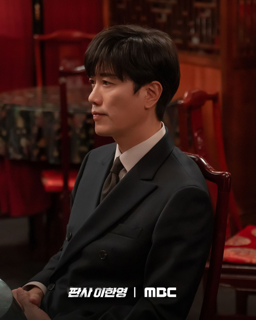 جي سونغ يبدأ انتقامه لحياته الثانية بتتبع بارك هي قريبًا في "عودة القاضي - The Judge Returns"