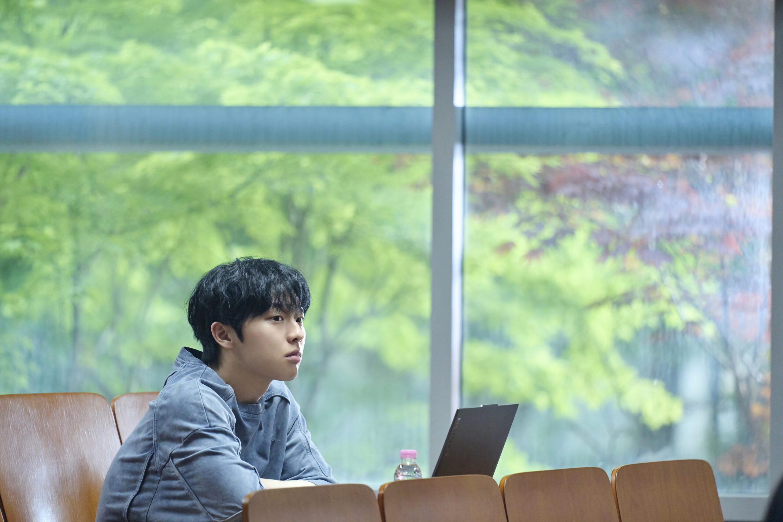 تشوي هيون ووك يجلس دائمًا في الصف الأخير من فصل تشوي مين شيك في "ملاحظات من الصف الأخير - Notes From The Last Row"