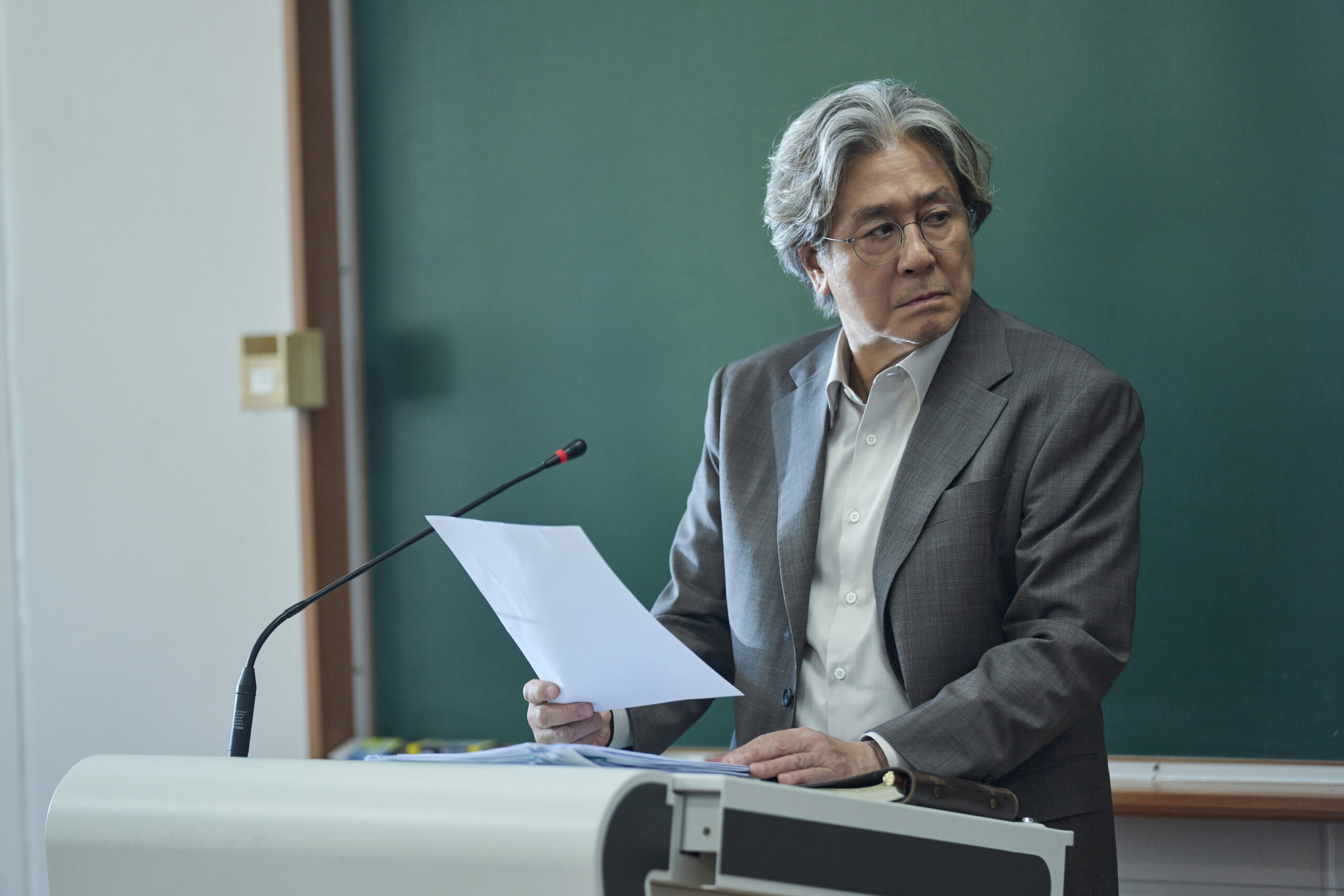 تشوي هيون ووك يجلس دائمًا في الصف الأخير من فصل تشوي مين شيك في "ملاحظات من الصف الأخير - Notes From The Last Row"