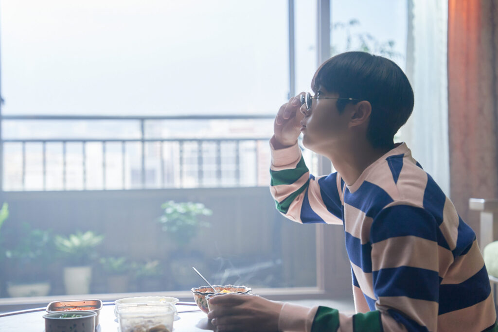 تشوي وو شيك، وجانغ هاي جين، وغونغ سيونغ يون يتناولون العلاقات المتغيرة في الفيلم الجديد "رقم واحد - Number One"