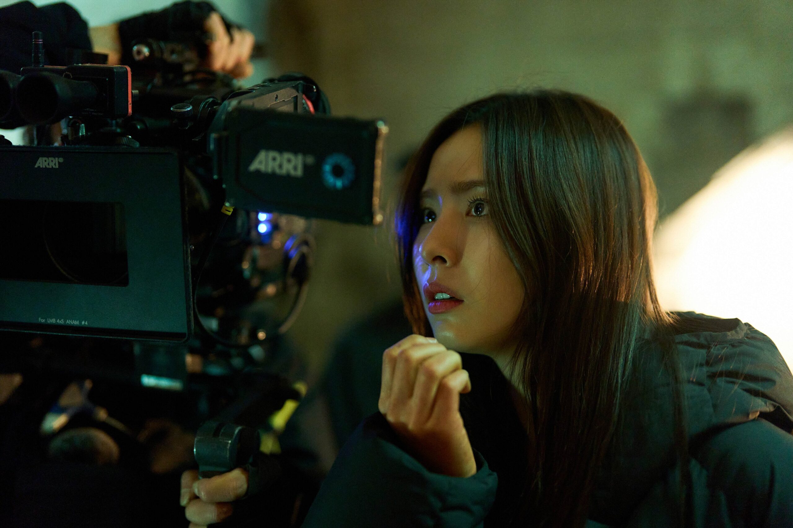 نجوم فيلم "ذكاء بشري - HUMINT" يجسدون الطاقة الحيوية التي تنبض بها مواقع التصوير خلف أحداث مليئة بالتوتر