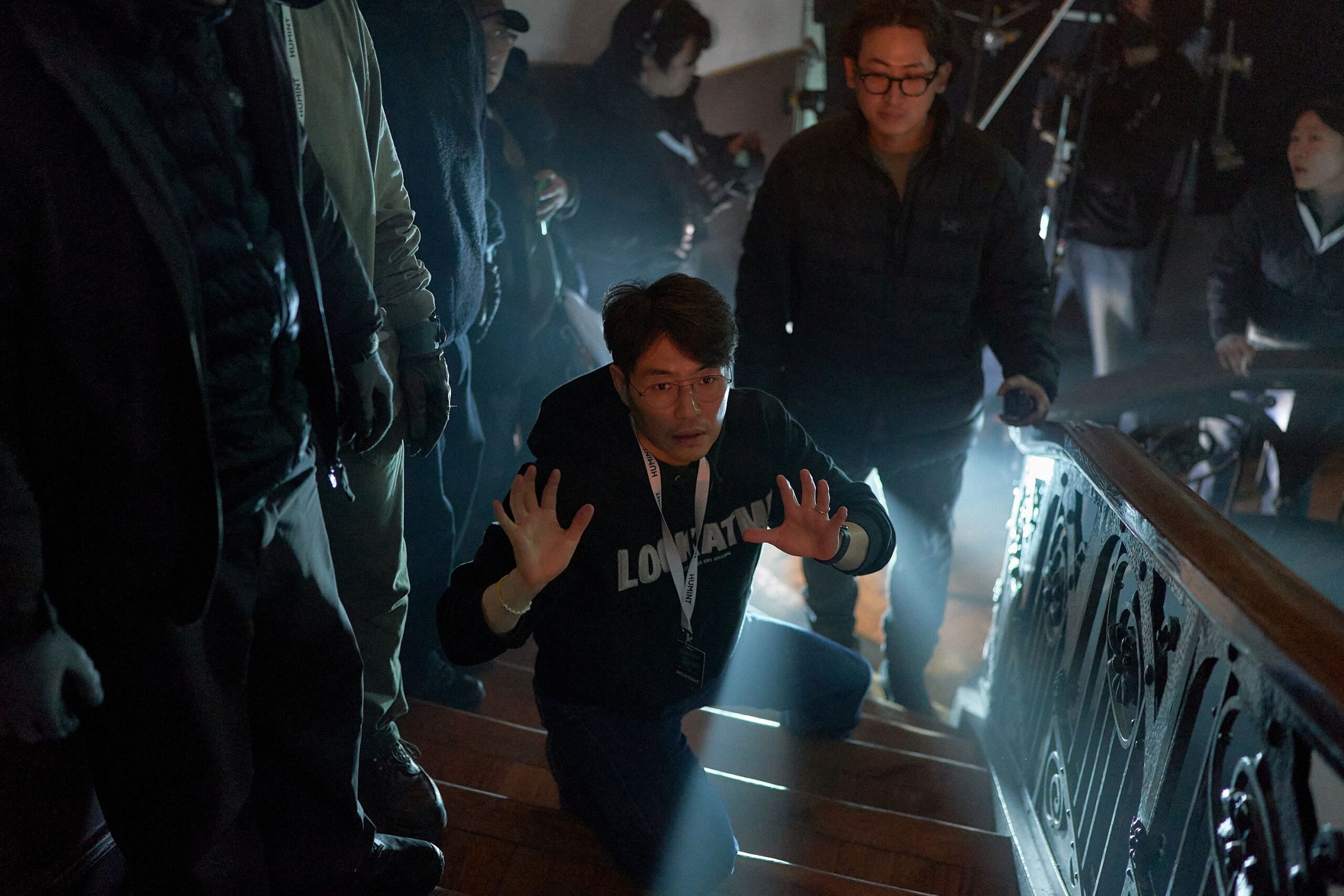 نجوم فيلم "ذكاء بشري - HUMINT" يجسدون الطاقة الحيوية التي تنبض بها مواقع التصوير خلف أحداث مليئة بالتوتر