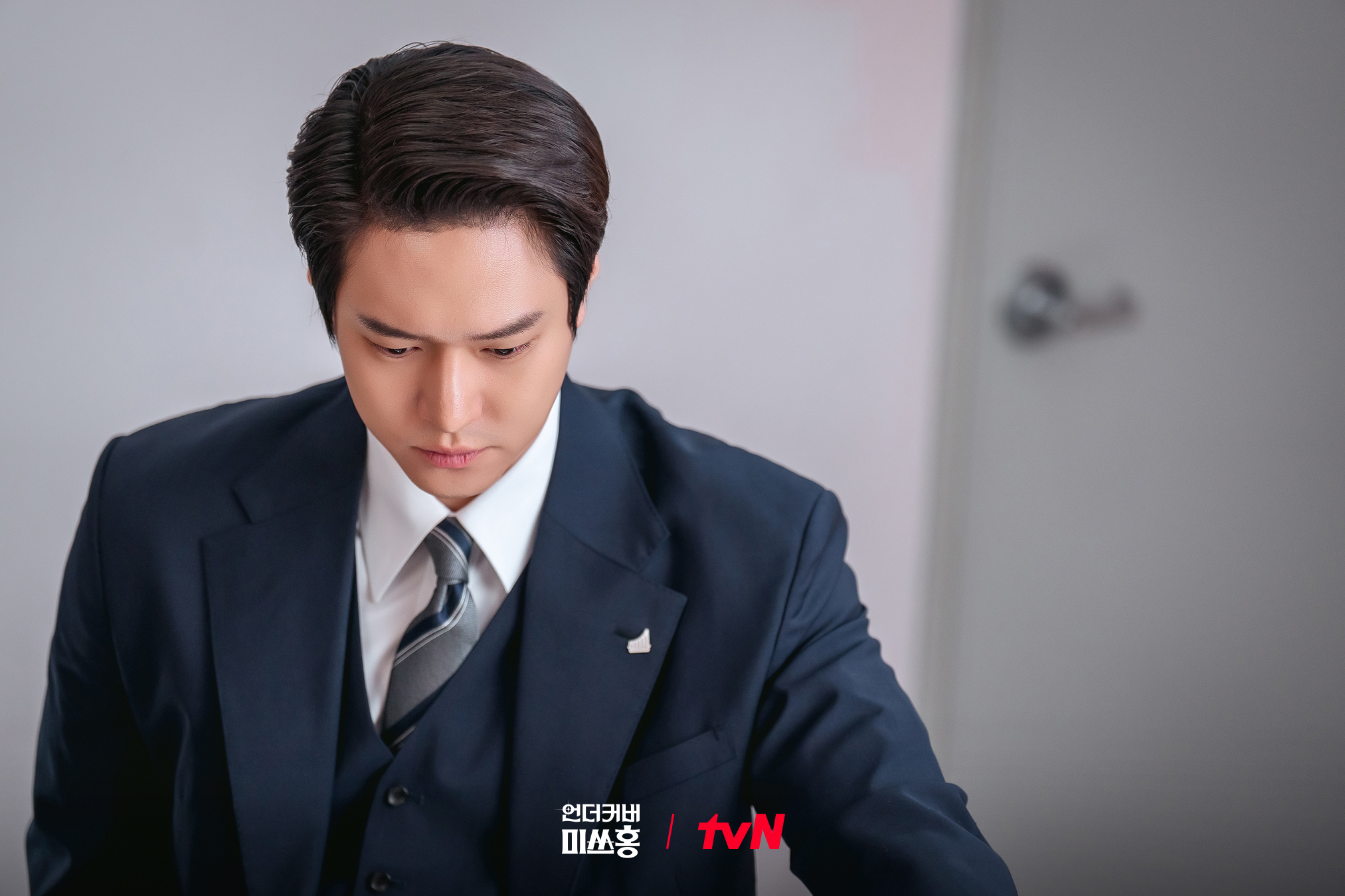 كو كيونغ بيو يغير رأيه قبل خطوبته في مسلسل "الآنسة هونغ المتخفية - Undercover Miss Hong"