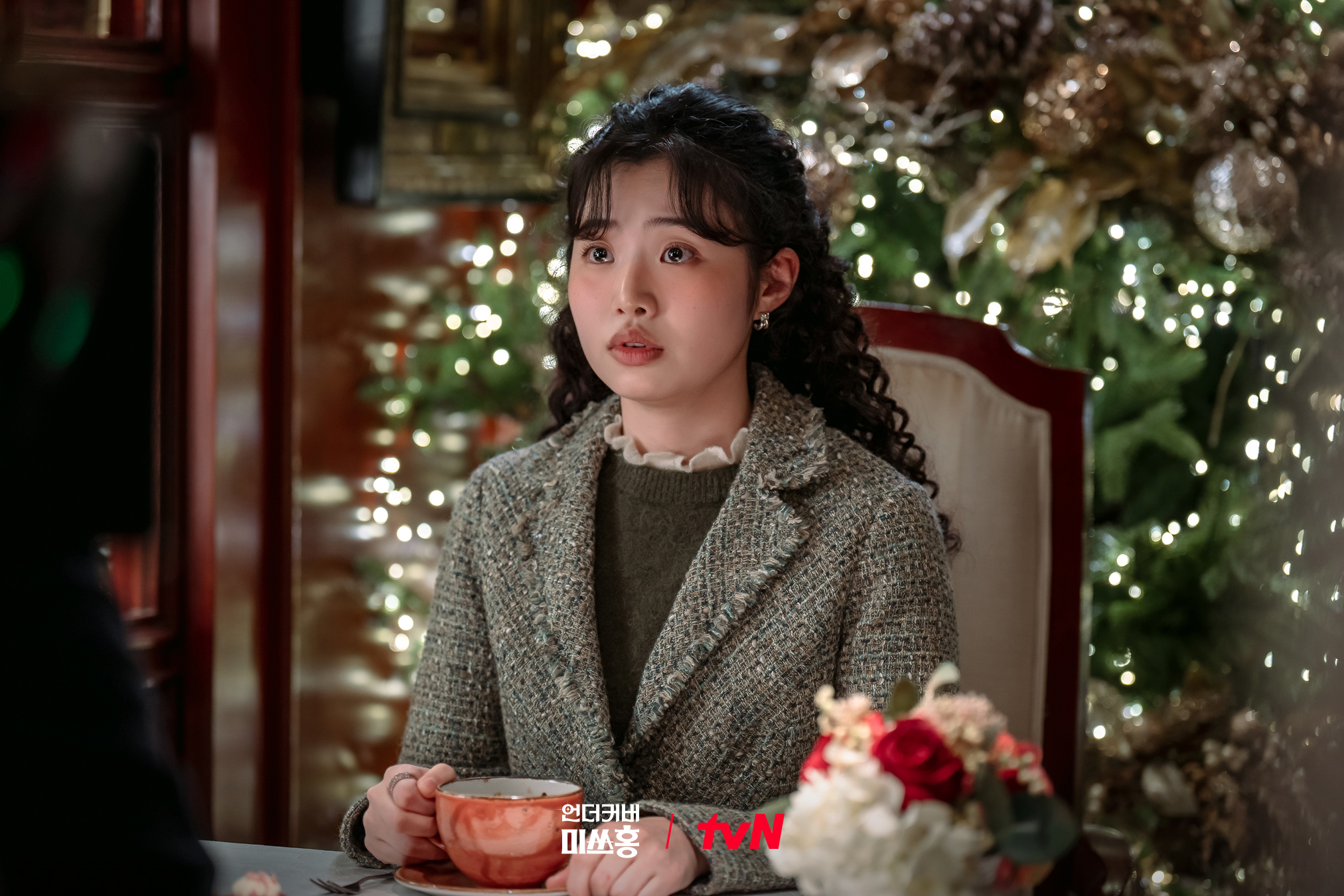 كو كيونغ بيو يغير رأيه قبل خطوبته في مسلسل "الآنسة هونغ المتخفية - Undercover Miss Hong"