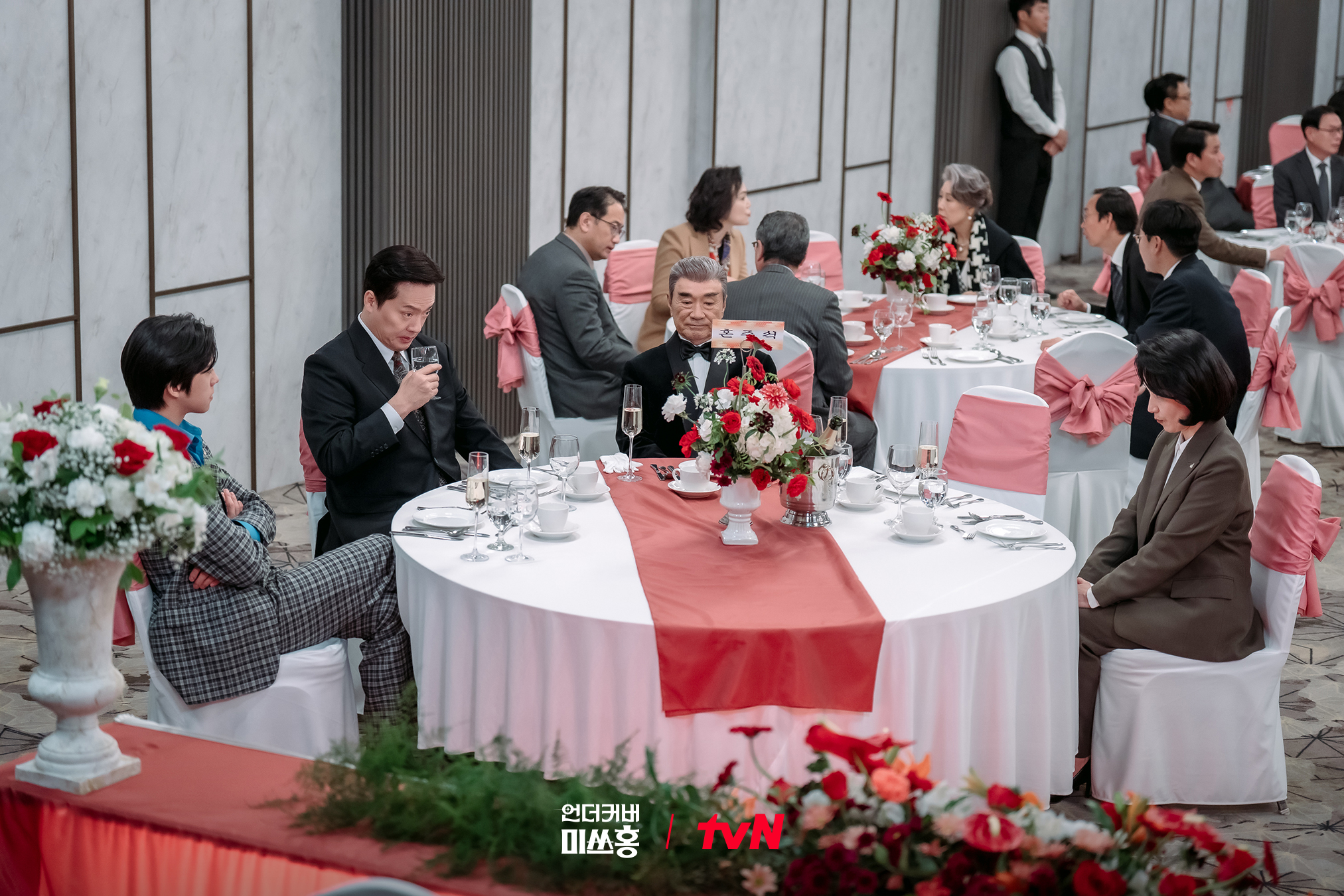 كو كيونغ بيو يغير رأيه قبل خطوبته في مسلسل "الآنسة هونغ المتخفية - Undercover Miss Hong"