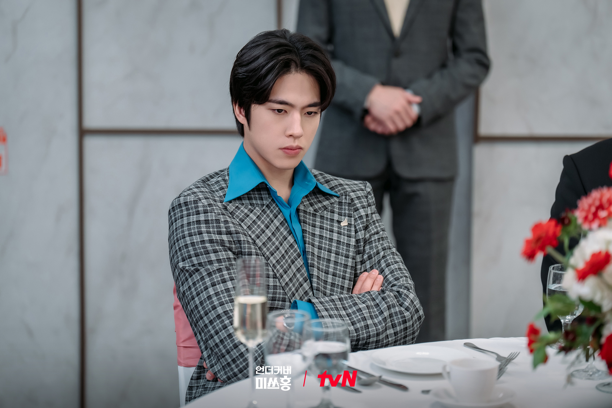 كو كيونغ بيو يغير رأيه قبل خطوبته في مسلسل "الآنسة هونغ المتخفية - Undercover Miss Hong"