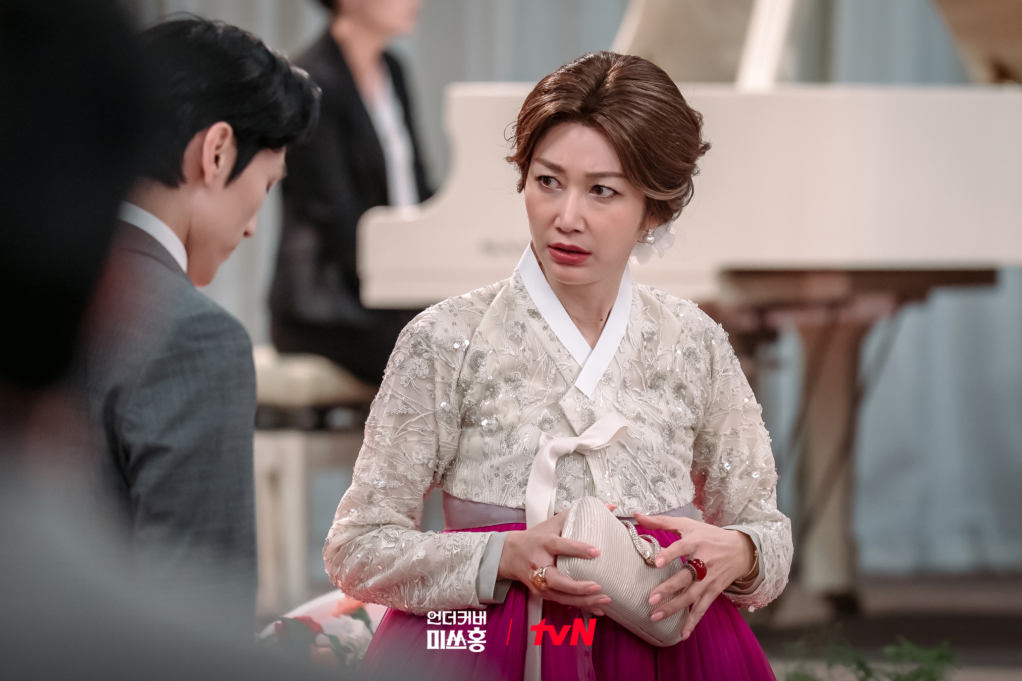 كو كيونغ بيو يغير رأيه قبل خطوبته في مسلسل "الآنسة هونغ المتخفية - Undercover Miss Hong"