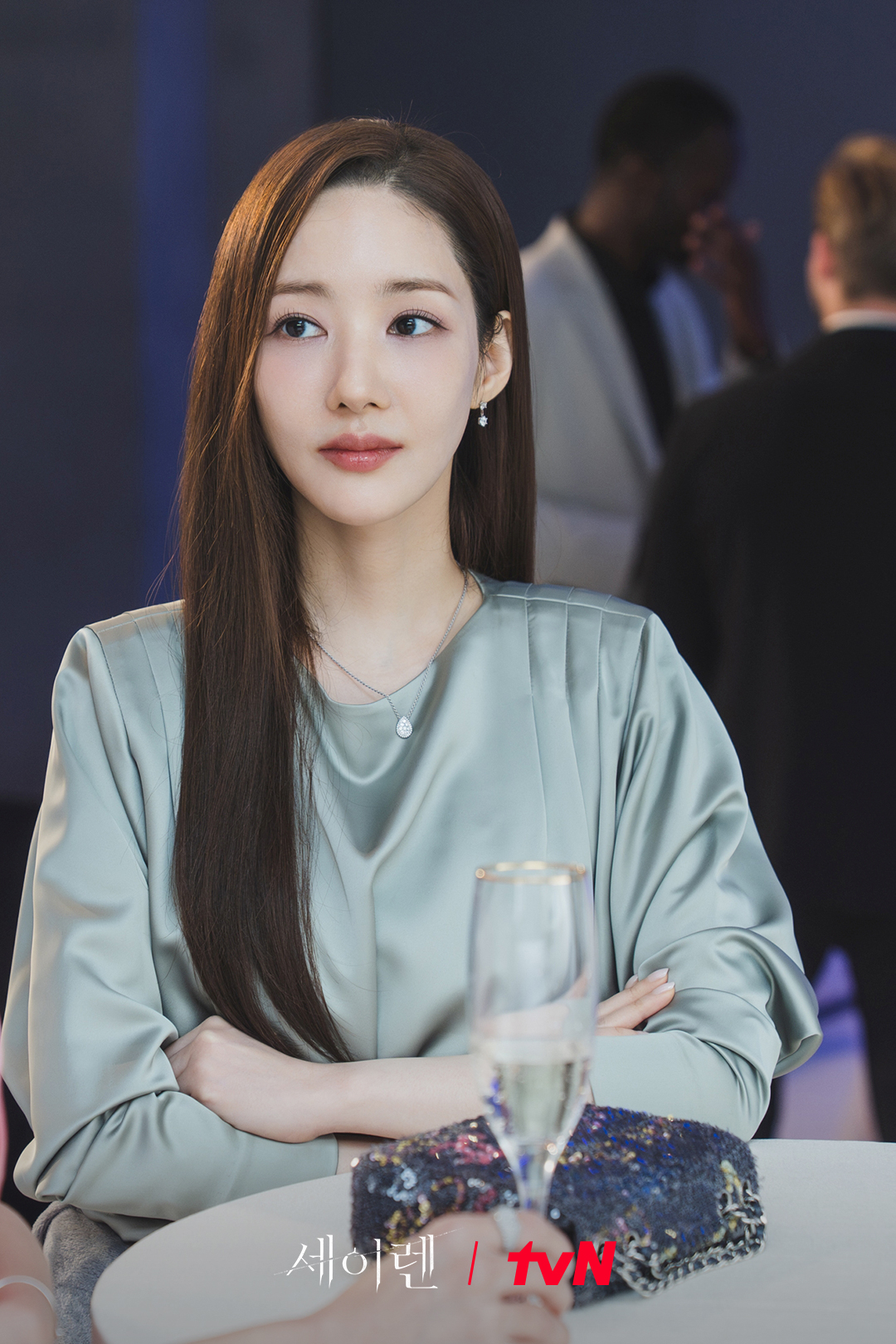 بارك مين يونغ و لي إيليا يتنافسان كبائعي مزادات متنافسين على المركز الأول في مسلسل "قبلة الحورية - Siren’s Kiss"