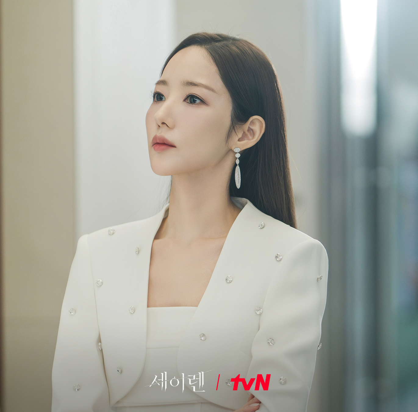 بارك مين يونغ و لي إيليا يتنافسان كبائعي مزادات متنافسين على المركز الأول في مسلسل "قبلة الحورية - Siren’s Kiss"