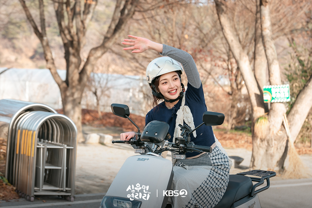 تبدأ قصة الحب من النظرة الأولى بين لي جين وو و تشوي غيو ري على الرغم من الخلاف بين عائلتيهما في مسلسل "حول حياتك إلى حياة صحية - Cabbage Your Life"