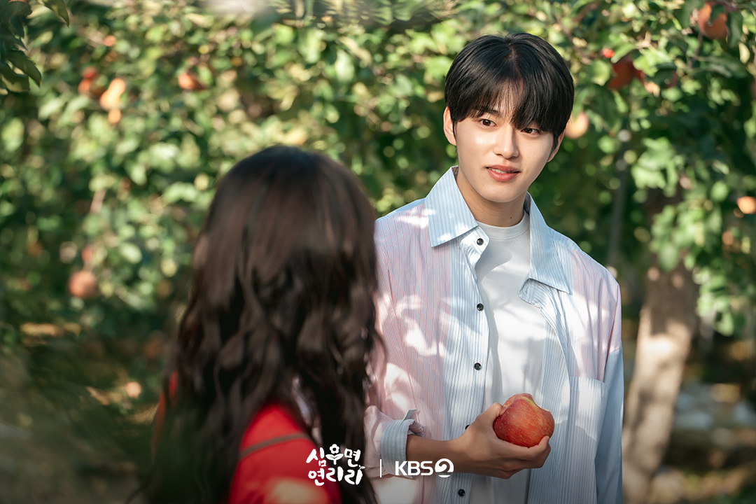 تبدأ قصة الحب من النظرة الأولى بين لي جين وو و تشوي غيو ري على الرغم من الخلاف بين عائلتيهما في مسلسل "حول حياتك إلى حياة صحية - Cabbage Your Life"