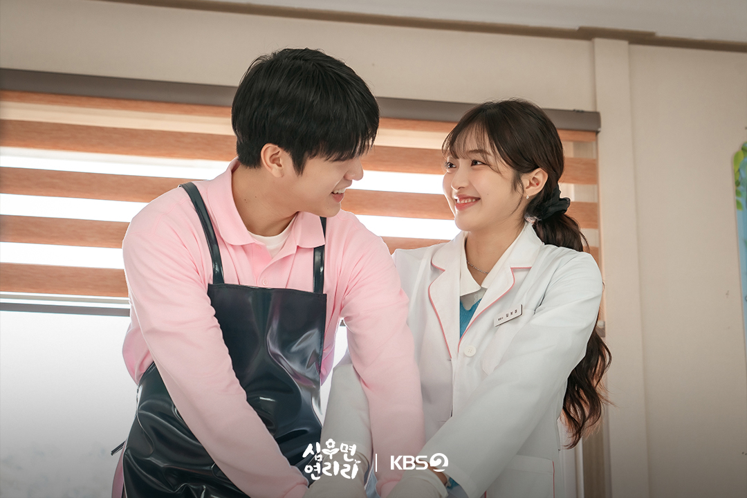 تبدأ قصة الحب من النظرة الأولى بين لي جين وو و تشوي غيو ري على الرغم من الخلاف بين عائلتيهما في مسلسل "حول حياتك إلى حياة صحية - Cabbage Your Life"