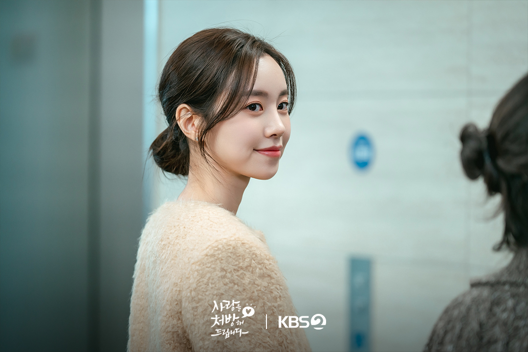 تبادلت جين سي يون و بارك كي وونغ نظرات متوترة بعد اعترافه في مسلسل "وصفة للحب - Recipe For Love"