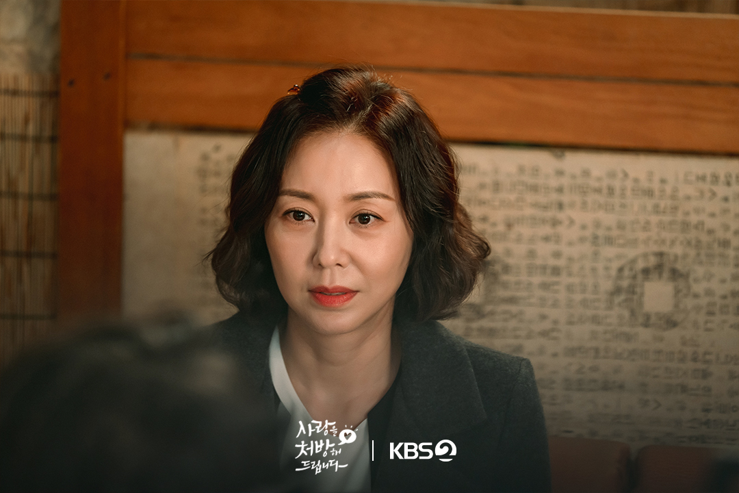 تبادلت جين سي يون و بارك كي وونغ نظرات متوترة بعد اعترافه في مسلسل "وصفة للحب - Recipe For Love"