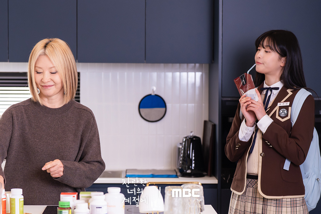 لي سونغ كيونغ و هان جي هيون و أوه يي جو و لي مي سوك يتناولن التحولات داخل العائلة في الدراما الجديدة "في موسمك المشرق - In Your Radiant Season"