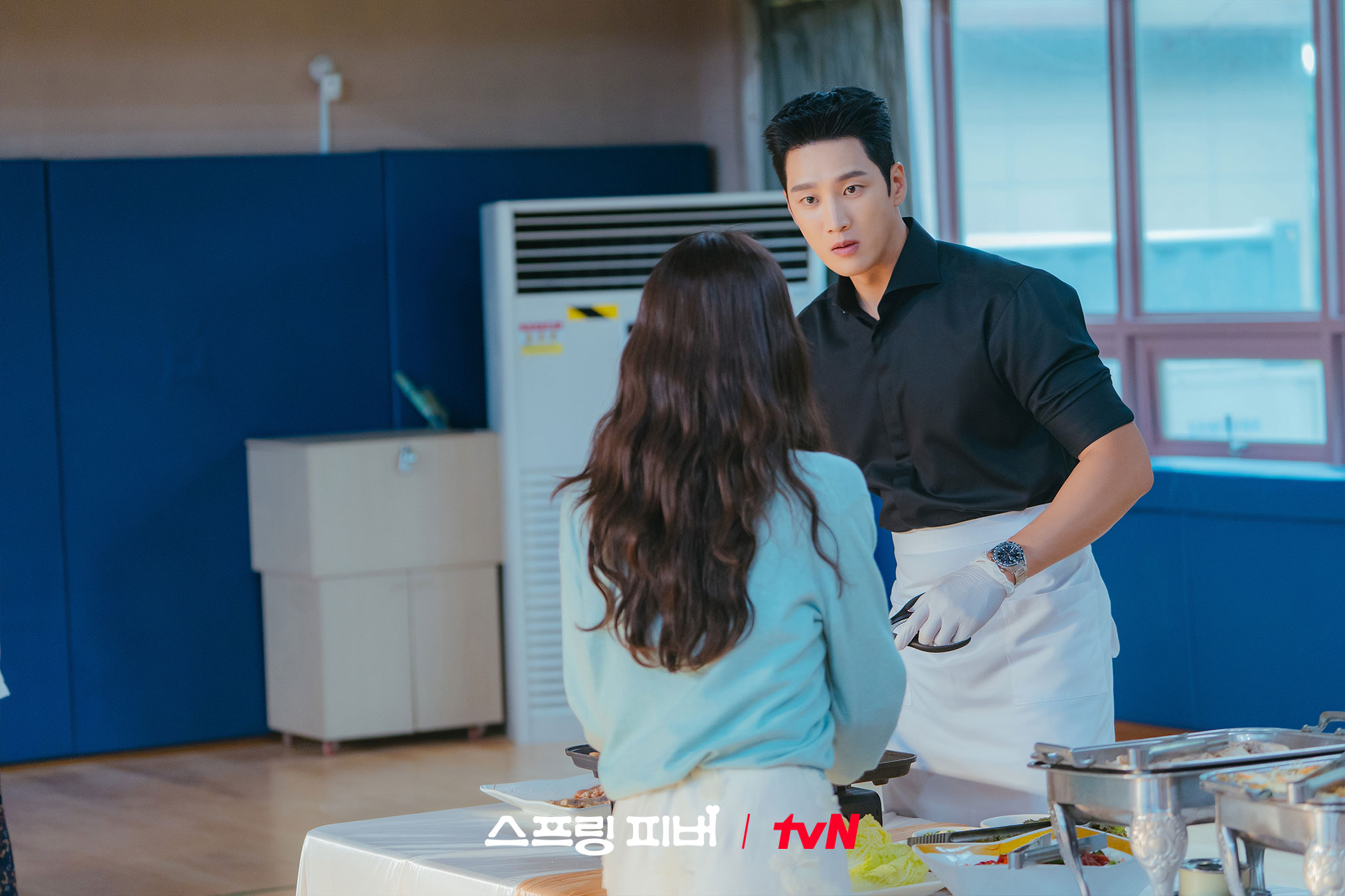 يواجه آهن بو هيون و لي جو بين مفاجأة في مهرجان القرية في مسلسل "حمى الربيع - Spring Fever"