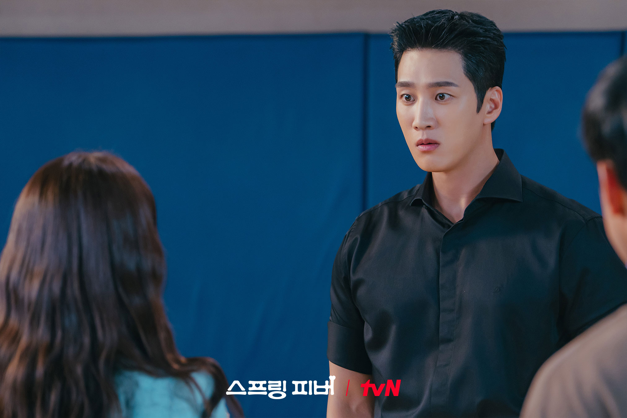 يواجه آهن بو هيون و لي جو بين مفاجأة في مهرجان القرية في مسلسل "حمى الربيع - Spring Fever"