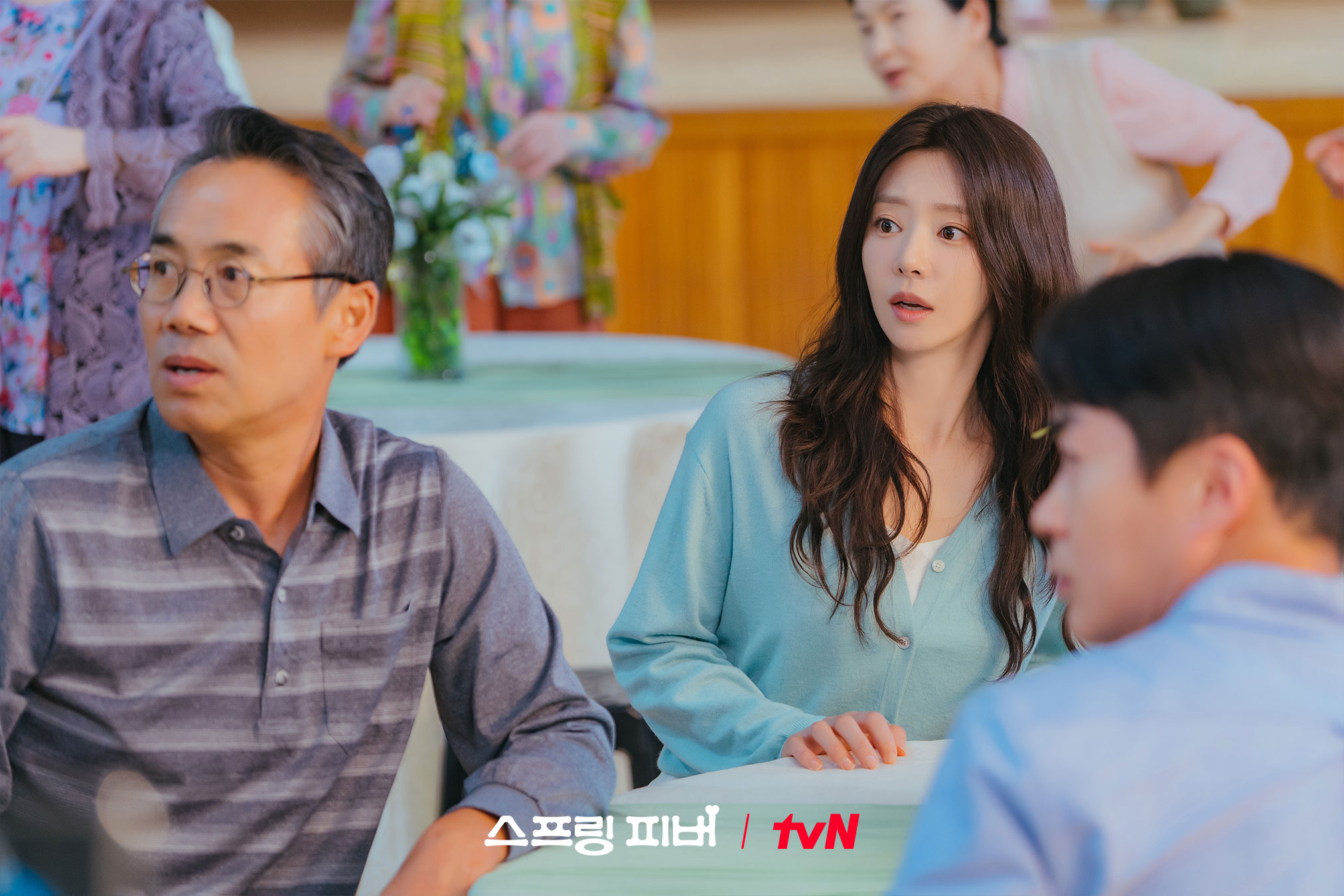 يواجه آهن بو هيون و لي جو بين مفاجأة في مهرجان القرية في مسلسل "حمى الربيع - Spring Fever"