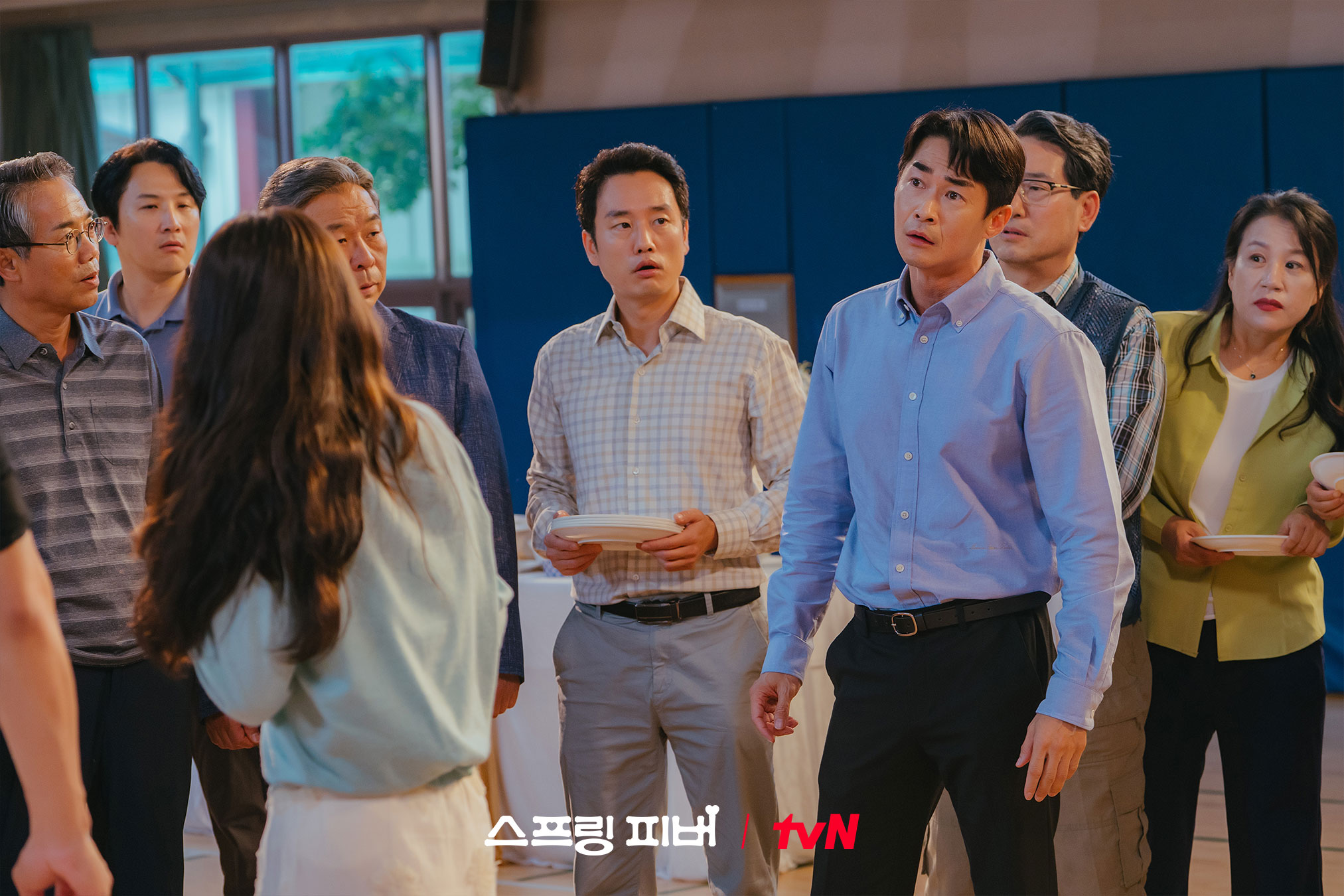 يواجه آهن بو هيون و لي جو بين مفاجأة في مهرجان القرية في مسلسل "حمى الربيع - Spring Fever"