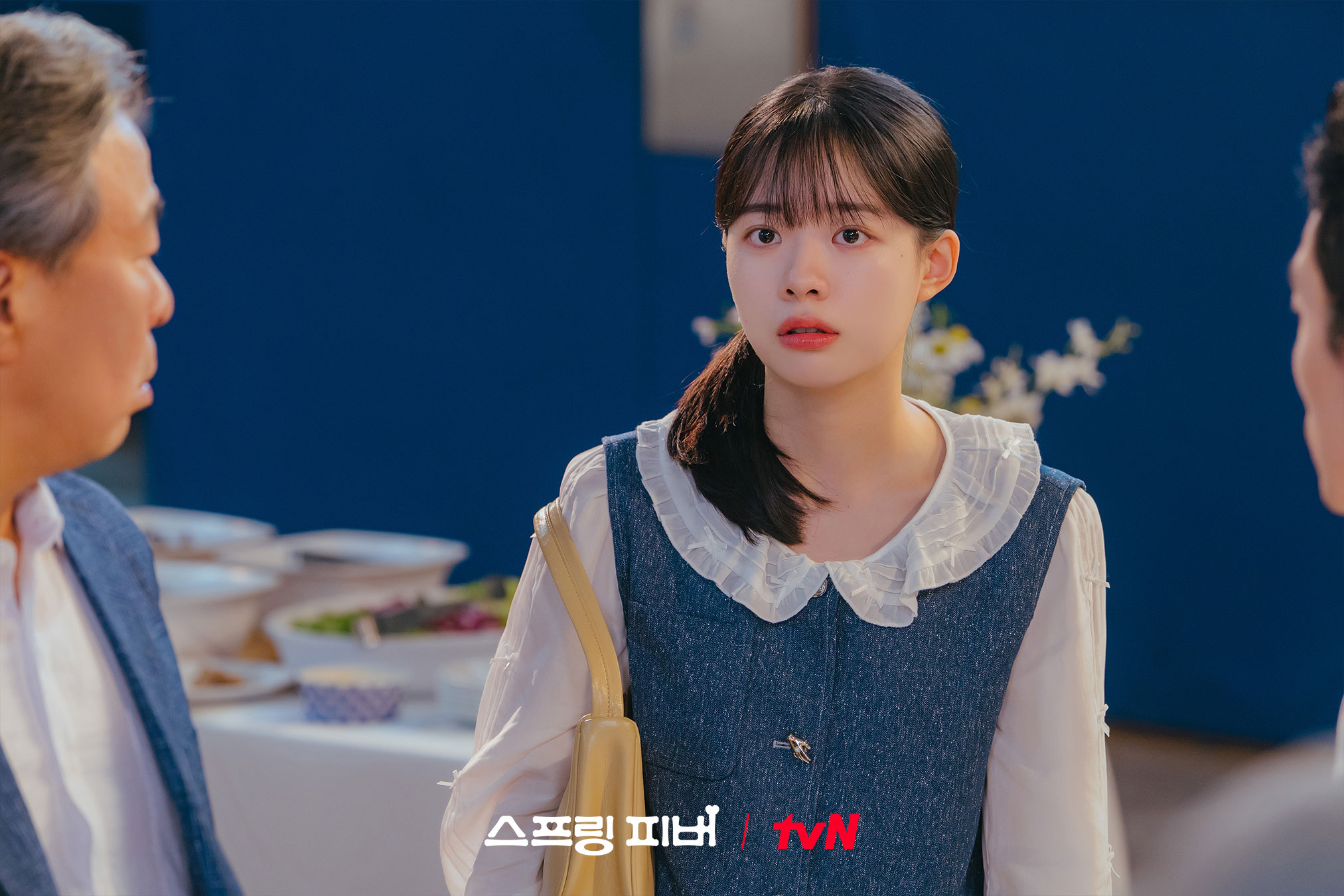 يواجه آهن بو هيون و لي جو بين مفاجأة في مهرجان القرية في مسلسل "حمى الربيع - Spring Fever"