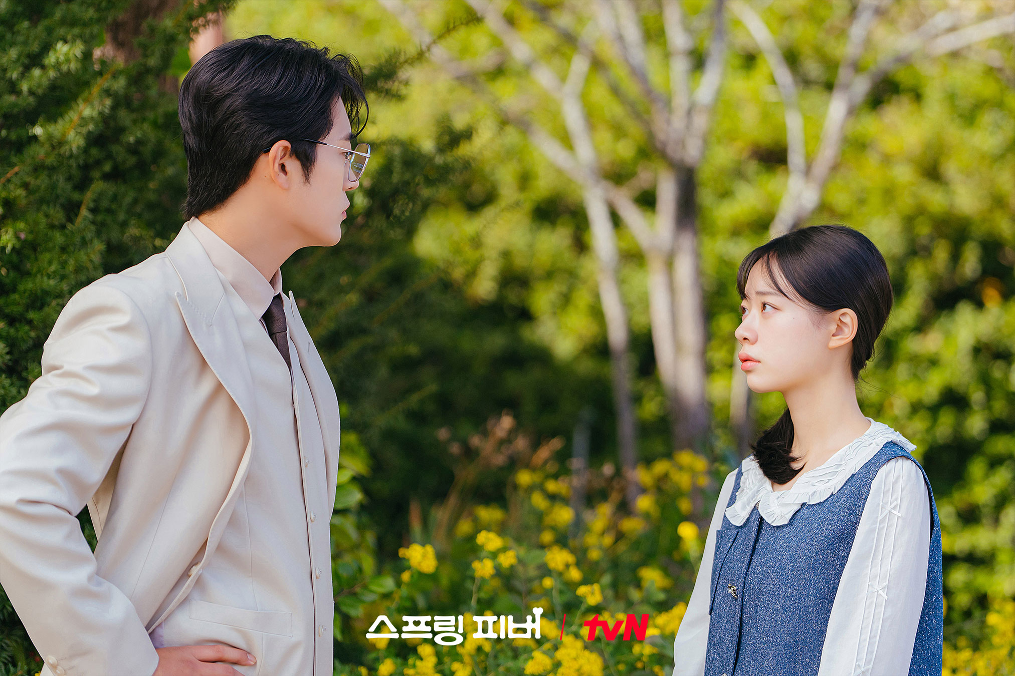 يواجه آهن بو هيون و لي جو بين مفاجأة في مهرجان القرية في مسلسل "حمى الربيع - Spring Fever"