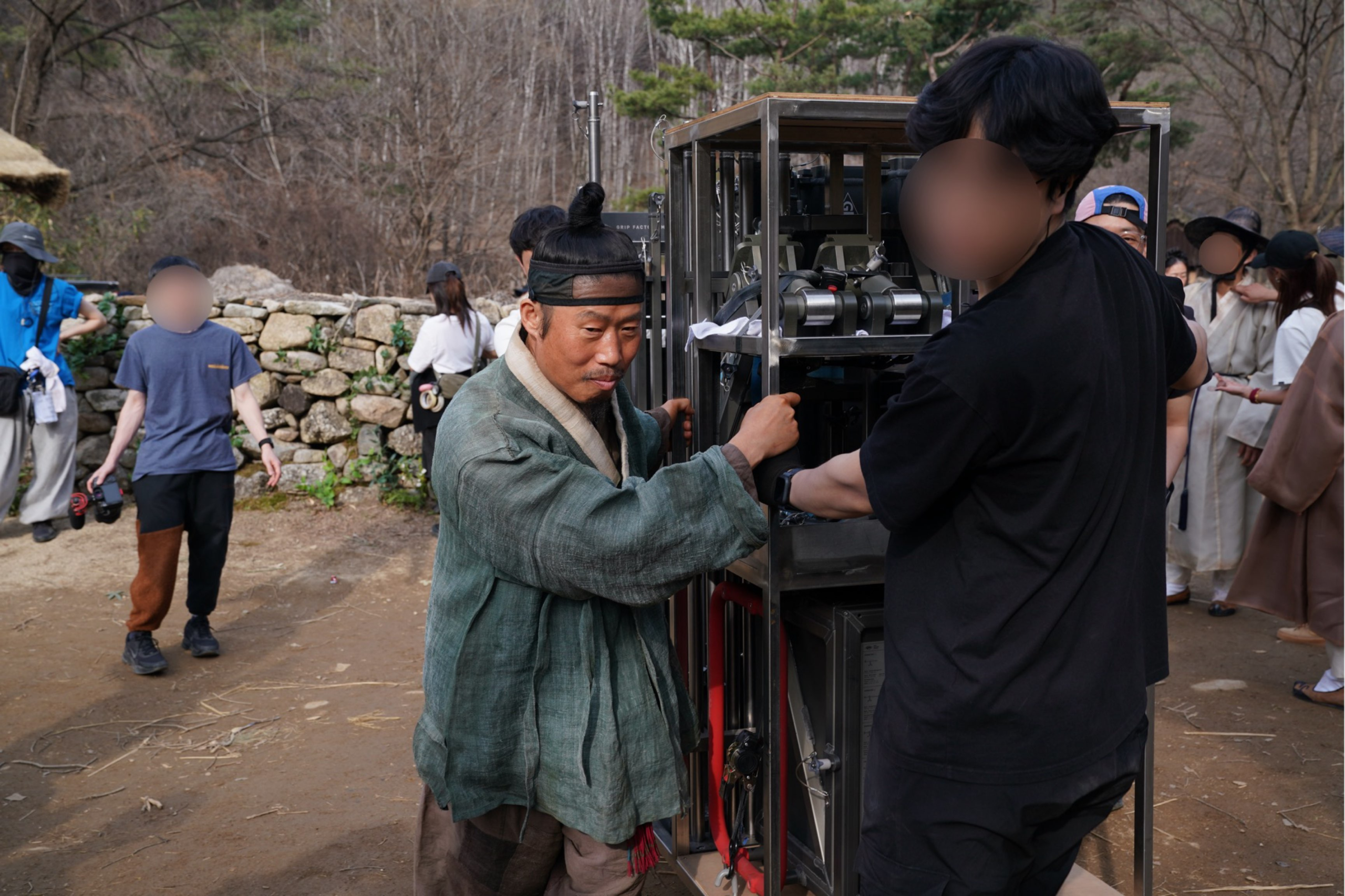 بارك جي هون و يو هاي جين و جيون مي دو و لي جون هيوك وغيرهم يُظهرون الشغف وروح الفريق في موقع تصوير فيلم "حارس الملك - The King’s Warden"